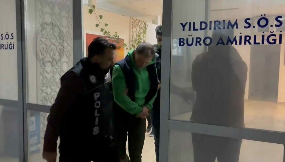 Bursa’da polis tarafından uyuşturucu satıcılarına yönelik operasyonda yastık kılıfına zulalanmış