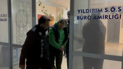 Bursa’da polis tarafından uyuşturucu satıcılarına yönelik operasyonda yastık kılıfına zulalanmış