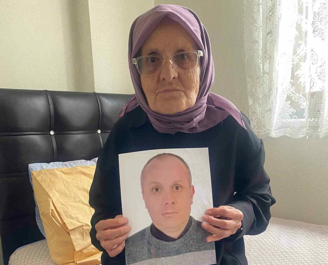“Uzun ekmek aldı” diye annesine kızdı 113 gündür eve gelmiyor Türkiye onu balkonunda gözyaşları içerisinde evi terk eden oğlunu beklerken