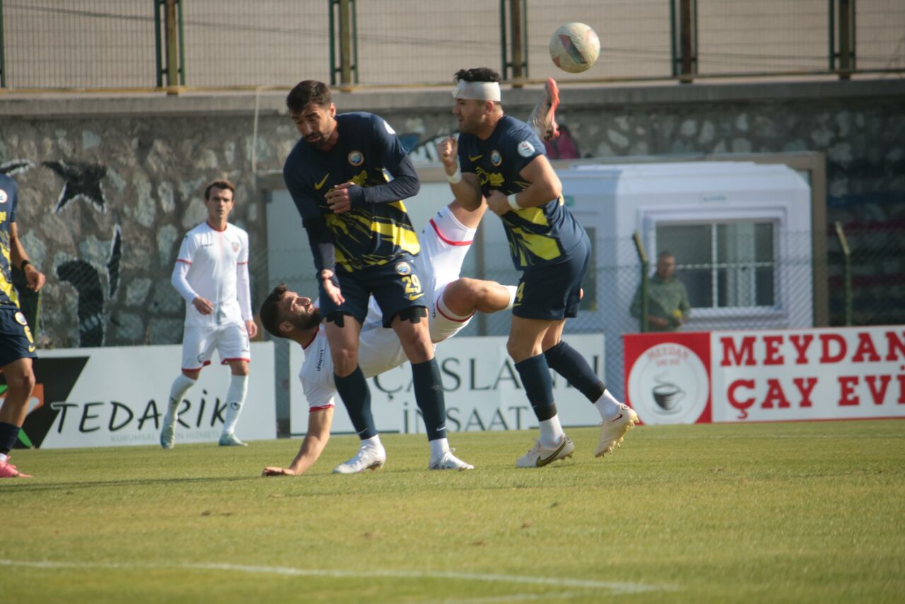 Evinde lider Küçükçekmece Sinopspor’a 3-0 mağlup olan 1923 Mustafakemalpaşaspor, üst