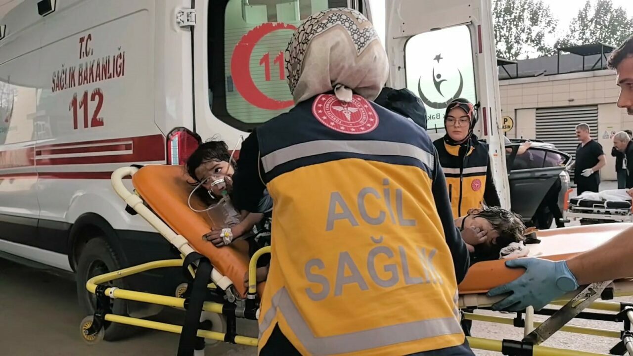 Yanan evden 2 çocuğu itfaiye ekipleri kurtardı Bursa’nın İnegöl ilçesinde yangında küle dönen evden 2 çocuğu ölümden