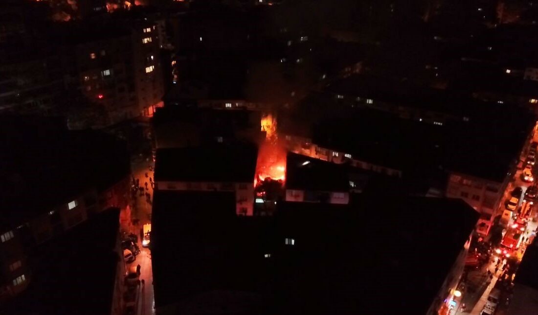 Yangından kaçarken evcil hayvanını kurtarmayı ihmal etmedi BURSA'NIN OSMANGAZİ İLÇESİNDE BİR EVDE ÇIKAN YANGIN GECEYİ AYDINLATTI. YANGINDA