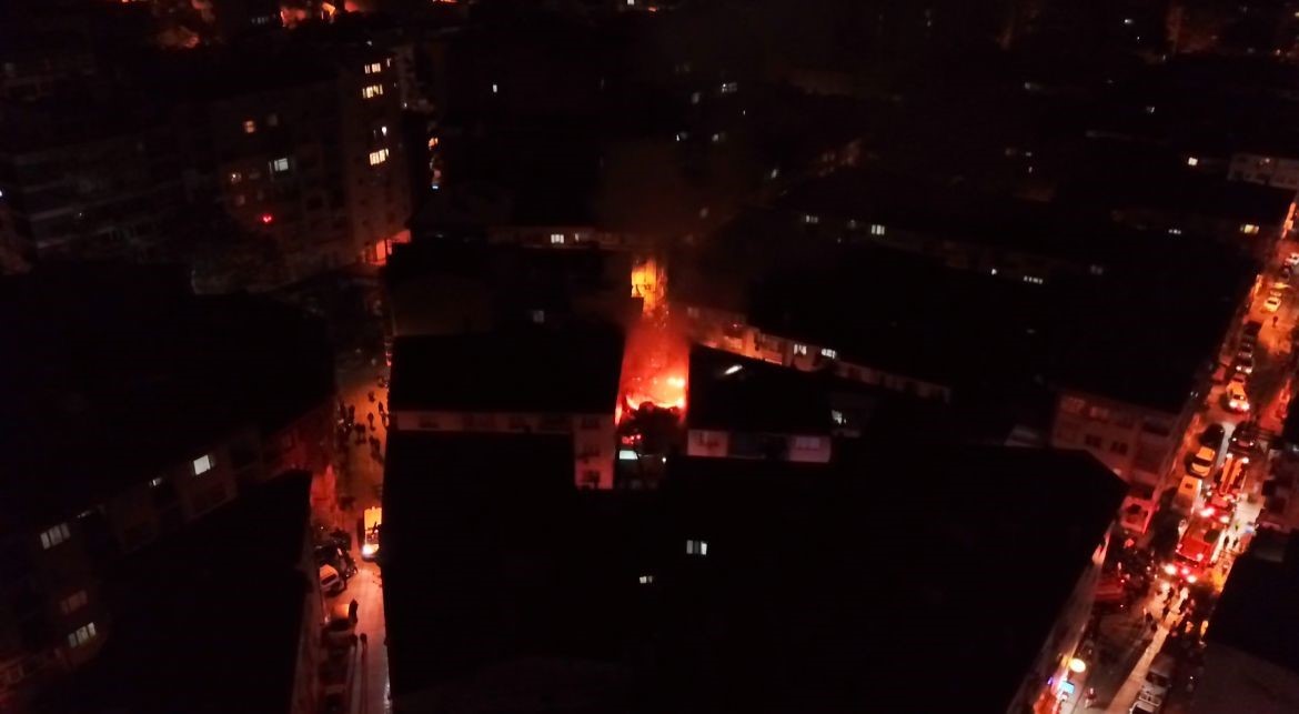 BURSA'NIN OSMANGAZİ İLÇESİNDE BİR EVDE ÇIKAN YANGIN GECEYİ AYDINLATTI. YANGINDA