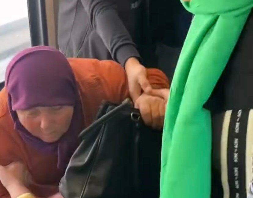 Yaşlı kadın toplu taşımada yer alamayınca baygınlık geçirdi BURSA'DA METROYLA YOLCULUK YAPAN YAŞLI KADIN AYAKTA DURUNCA BAYGINLIK GEÇİRDİ.