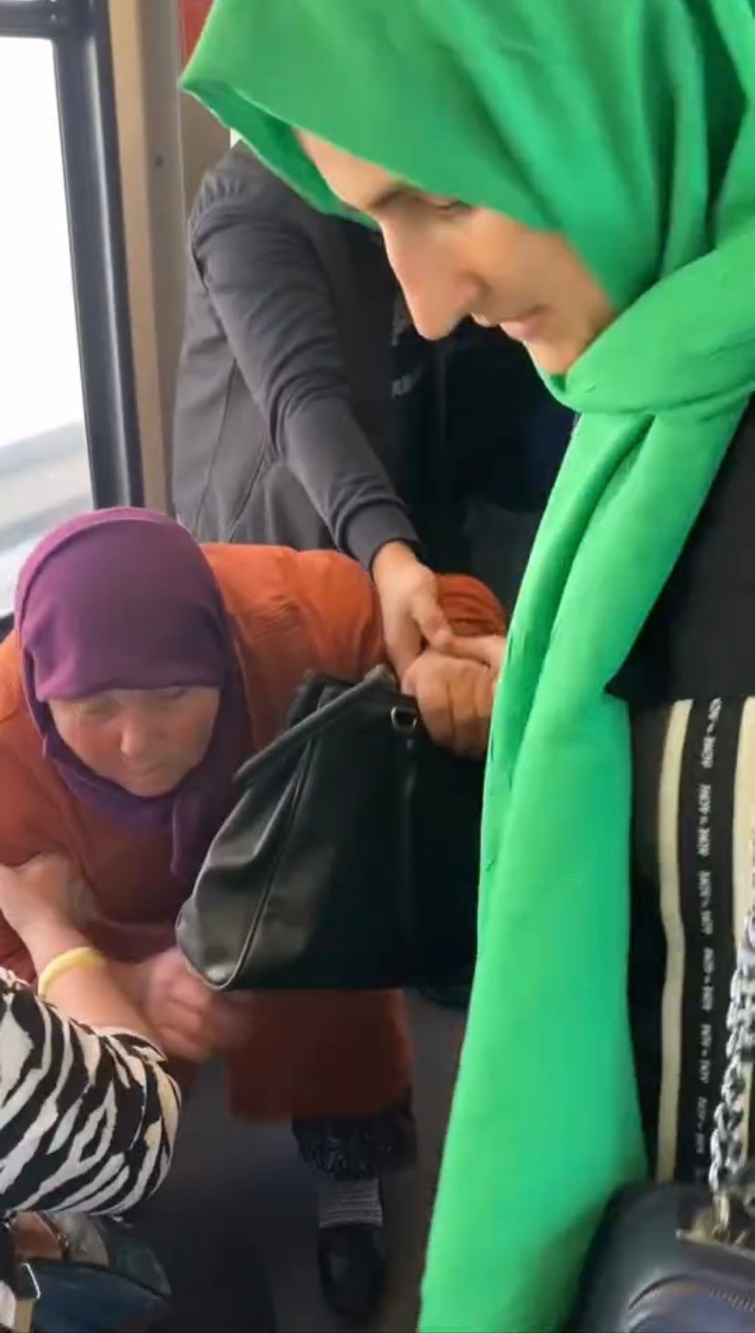 BURSA'DA METROYLA YOLCULUK YAPAN YAŞLI KADIN AYAKTA DURUNCA BAYGINLIK GEÇİRDİ.