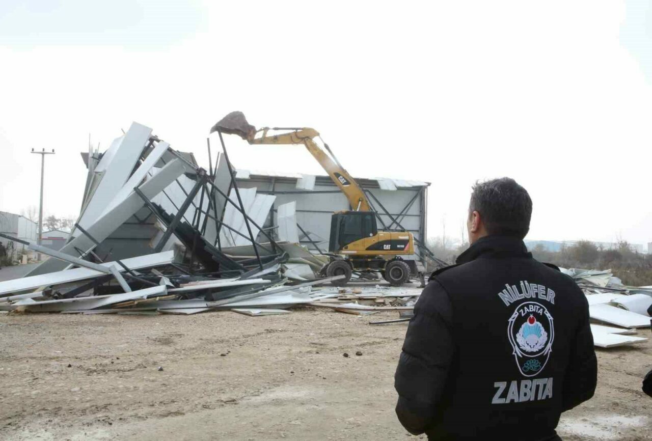 Yaylacık’ta kaçak depo yerle bir edildi Nilüfer Belediyesi, kaçak yapılarla mücadelesini kararlılıkla sürdürüyor. Son olarak Yaylacık