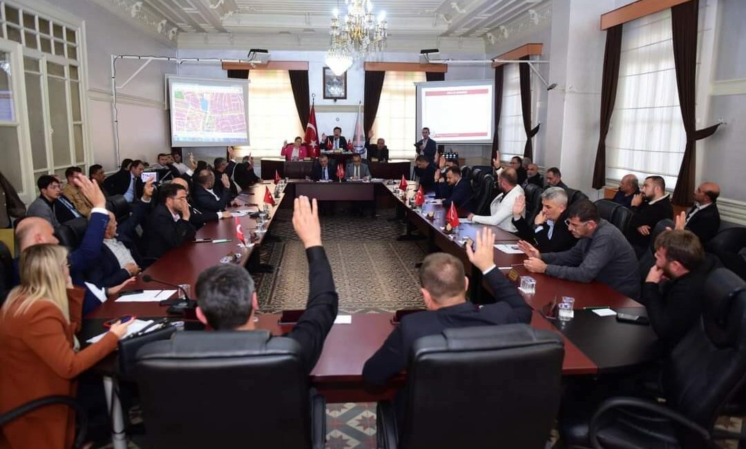 Yenişehir Meclisi’nden arsa devirlerine izin çıkmadı MECLİS GÜNDEMİNDEKİ ARSA DEVİRLERİ OYLANMADAN OY BİRLİĞİYLE KABUL EDİLEREK BAKANLIĞA