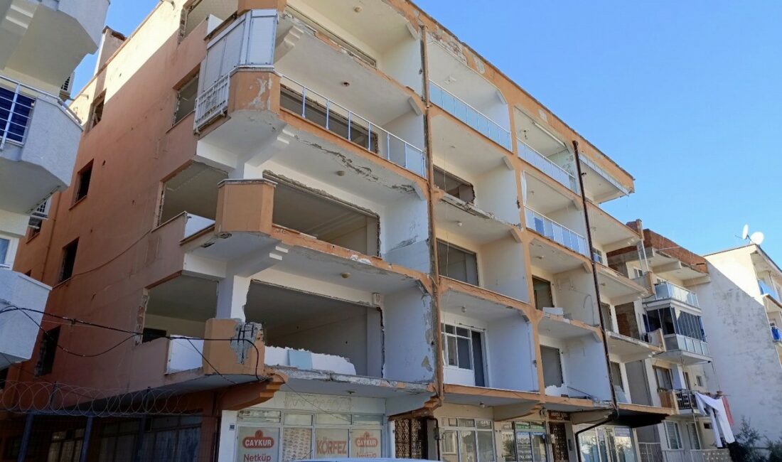 Yıkım kararına rağmen yıkılmayan bina tehlike saçıyor MUDANYA İLÇESİ ÖMERBEY MAHALLESİ ŞEHİT KÜÇÜK AHMET SOKAKTA BULUNAN AKARSU