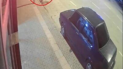 Bursa’da bir şahıs, yoldaki reklam tabelasını alarak bir iş yerinin