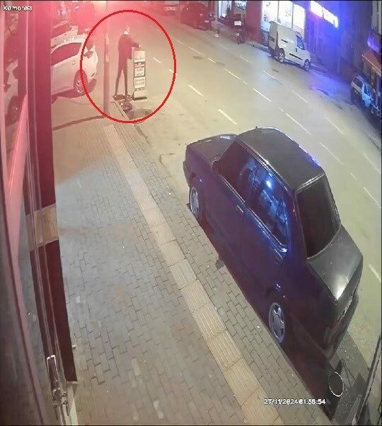 Bursa’da bir şahıs, yoldaki reklam tabelasını alarak bir iş yerinin
