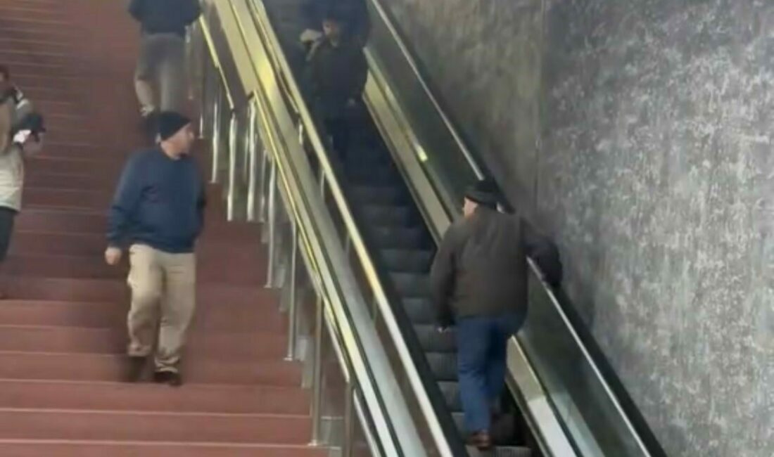 Bursa’da bir vatandaş, metrodan indikten sonra yukarı çıkmak için yürüyen