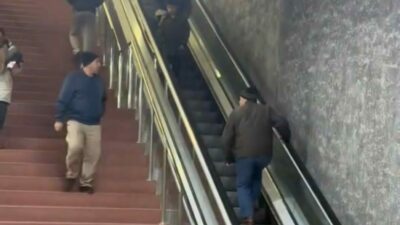 Bursa’da bir vatandaş, metrodan indikten sonra yukarı çıkmak için yürüyen
