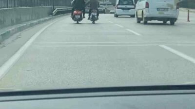 Bursa’nın Kestel ilçesinde 2 motosikletlinin tehlikeli yolculuğu amatör kameraya yansıdı.