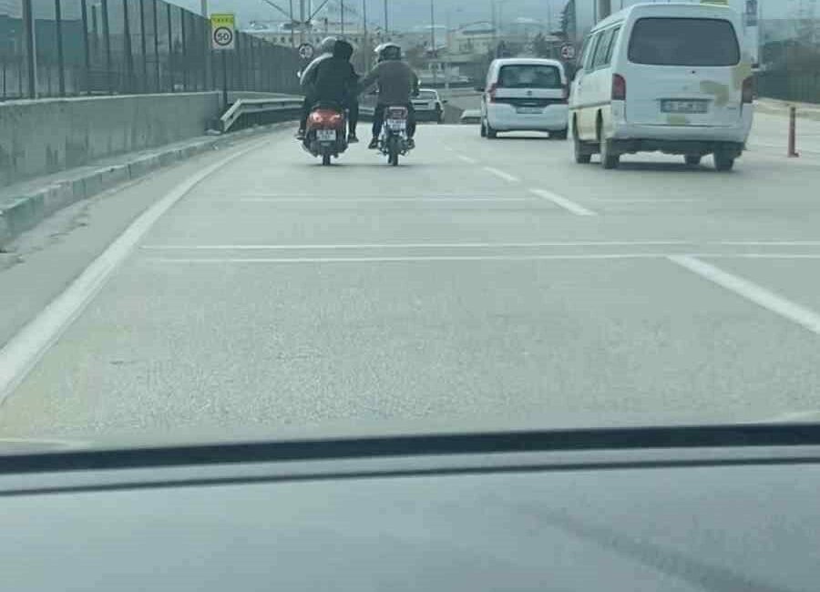 2 motosikletlinin tehlikeli yolculuğu kameraya yansıdı Bursa’nın Kestel ilçesinde 2 motosikletlinin tehlikeli yolculuğu amatör kameraya yansıdı.