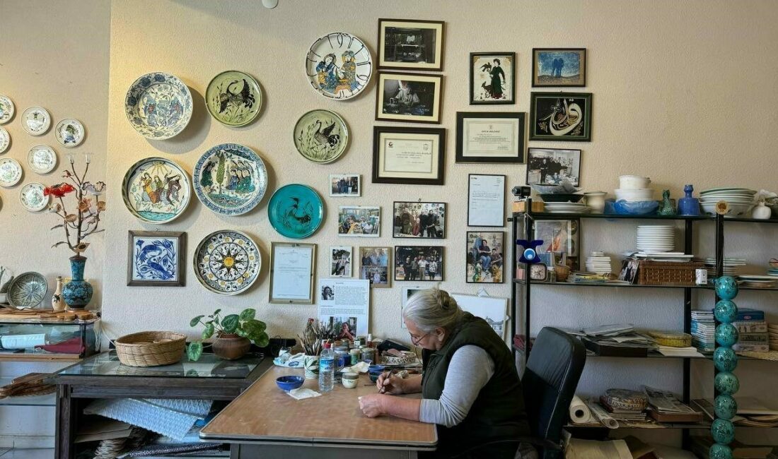 54 yıldır çini ve seramik üreten usta, yeni ustalar için ömrünü adadı Bursa’nın İznik ilçesinde geleneksel motifler kullanarak 54 yıldır çini ve