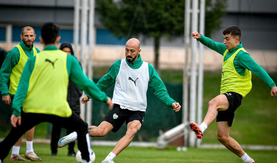 Bursaspor Teknik Direktörü Pablo Martin Batalla ile futbolcular, Büyükşehir Belediyesi