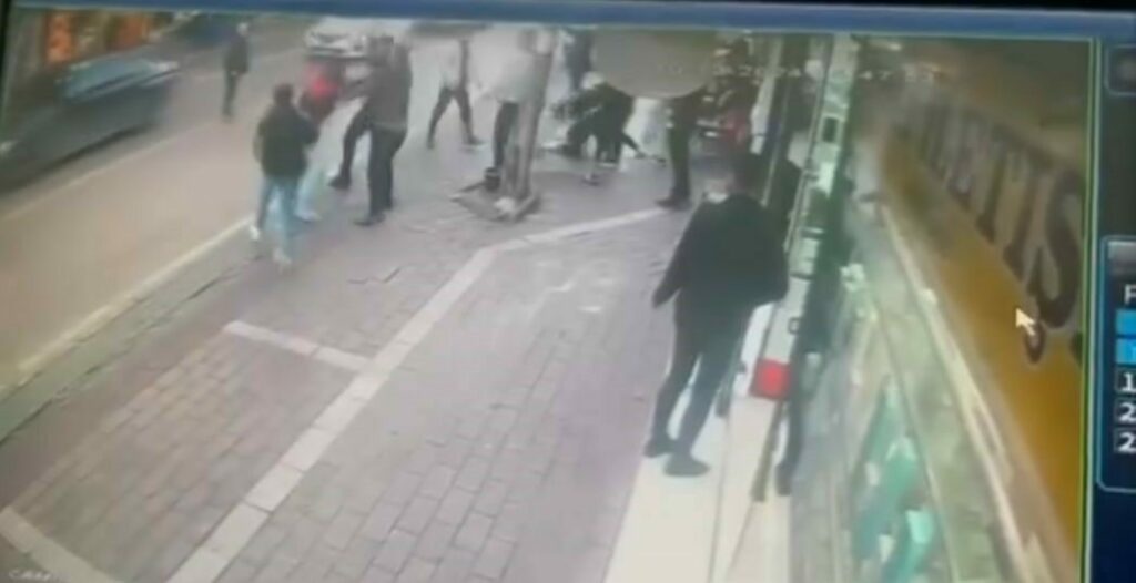 Alacak-verecek kavgasında yumruklar havada uçuştu Bursa’nın Osmangazi ilçesinde sözlü tartışmada artan tansiyon kavgaya dönüşünce cadde