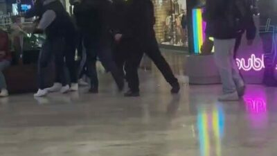 Bursa’da bulunan bir alışveriş merkezinin içinde 2 grup tekme tokat