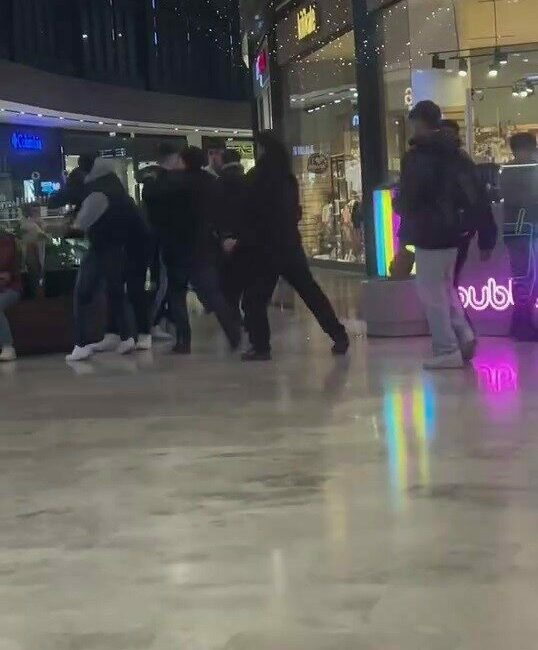 Alışveriş merkezinde tekme tokat kavga kamerada Bursa’da bulunan bir alışveriş merkezinin içinde 2 grup tekme tokat