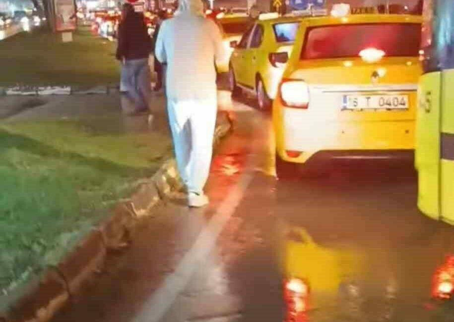 Bursa’da terminal yolu üzerinde bulunan Anatolium Alışveriş Merkezi’ne gelen müşteriler