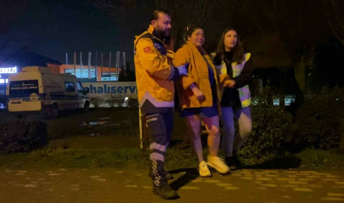 Alkollü sürücü polise zor anlar yaşattı Bursa’nın İnegöl ilçesinde aracını yol ortasında bırakıp yolun kenarına oturan