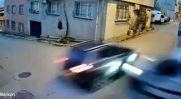 Bursa’da ara sokakta hızla ilerleyen otomobiller, çarpıştı. Kamyonetin çarpmasıyla savrulan