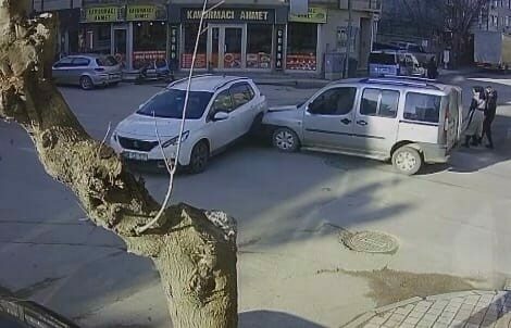 Araçlar çarpıştı, 2’si çocuk 3 kişi yaralandı Bursa’nın İnegöl ilçesinde meydana gelen kazada otomobil ile hafif ticari