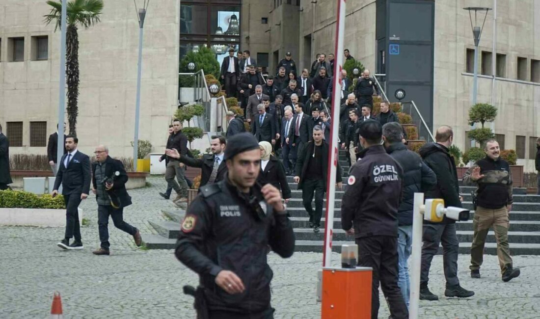 Bakan Memişoğlu adliyedeki saldırıda yaralanan askerleri ziyaret etti Sağlık Bakanı Kemal Memişoğlu, Bursa Adliyesi’nde yaşanan silahlı saldırıda yaralanan