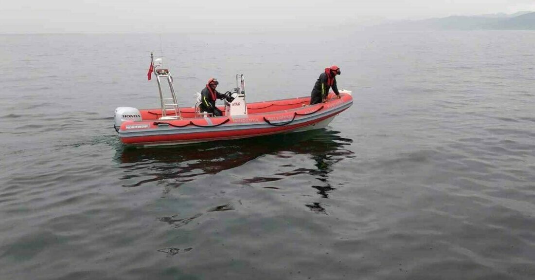 Balık tutarken denize düşen adamı dalgıçlar arıyor Bursa’nın Mudanya ilçesinde sahildeki iskeleden balık tutarken denize düşen adamı,
