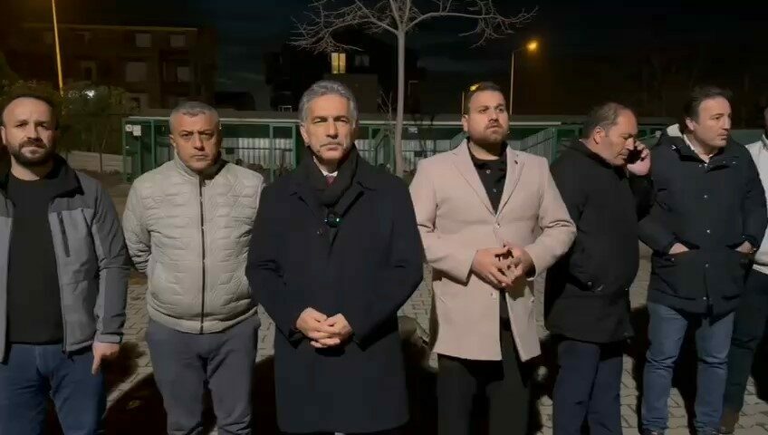 Barınakta aç kalan köpekler, başka bir köpeği canlı canlı yedi Bursa’da bir barınakta yaşanan olayda infial oluşturan görüntüler ortaya çıktı.
