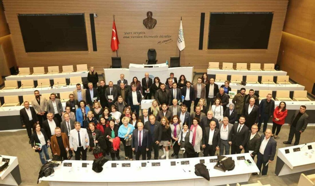 Başkan Şadi Özdemir’den 64 mahalleye eşit hizmet sözü Nilüfer Belediye Başkanı Şadi Özdemir, 2024 yılının son Muhtarlar Toplantısı’nda,