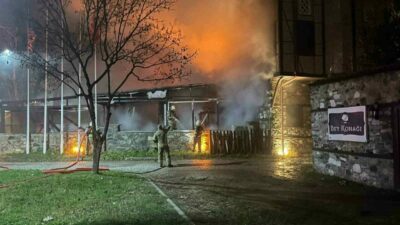 Bursa’da 2 katlı otelin çatısında çıkan yangın, itfaiye ekiplerinin 1