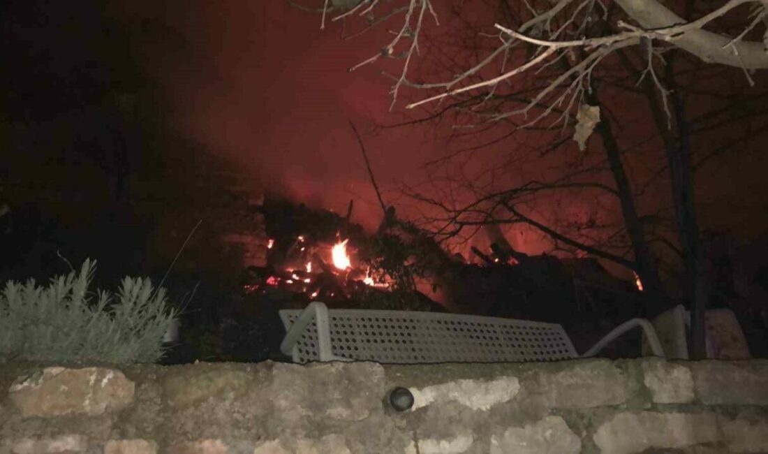 Bursa’nın Keles ilçesindeki ahşap bir evde çıkan yangında mahsur kalan