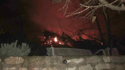 Bursa’nın Keles ilçesindeki ahşap bir evde çıkan yangında mahsur kalan