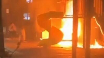 Bursa’da üşüdükleri için çocuk parkında ateş yakmak isteyen gençler parkta