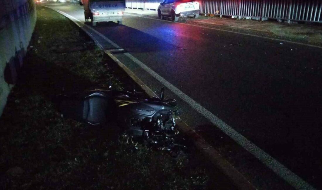 Bursa’da direğe çarpan motosiklet ikiye bölündü: 1 yaralı Bursa’nın İnegöl ilçesinde kontrolden çıkan motosiklet aydınlatma direğine çarpıp ikiye