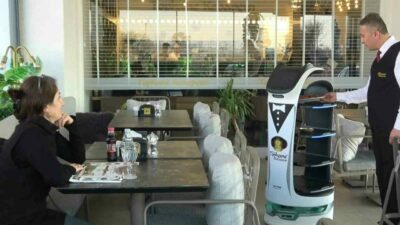 Bursa’da bir kebap salonunda robot garson ilgi görüyor. Mutfaktan aldığı