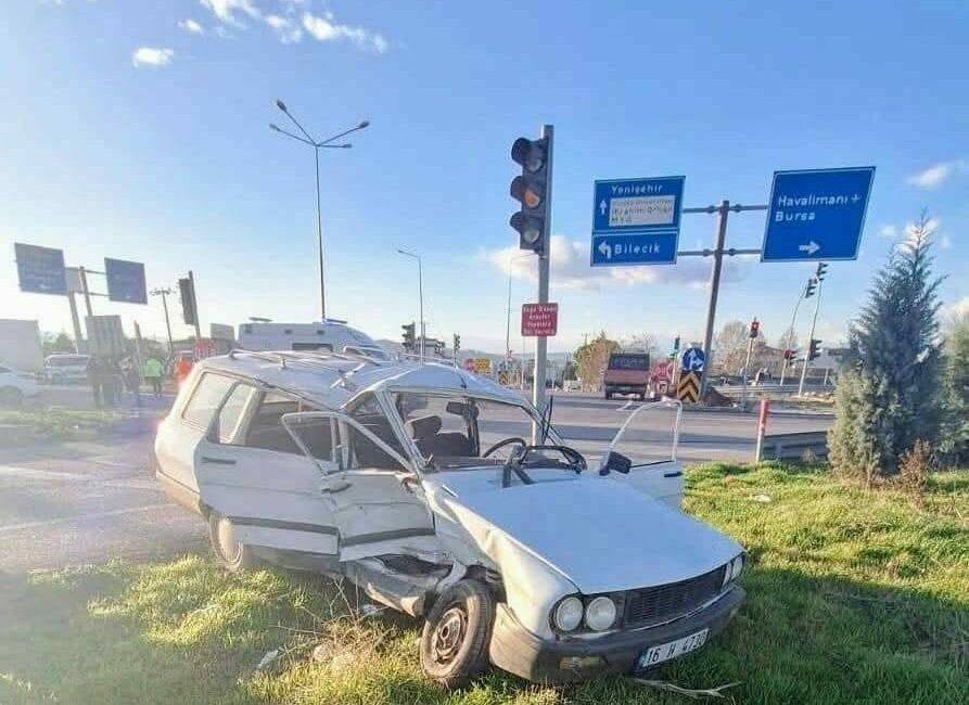 Bursa’nın Yenişehir ilçesinde kavşakta iki aracın karıştığı bir kişinin öldüğü