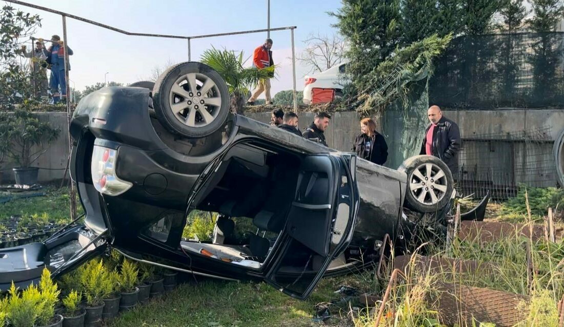 Bursa’da viraja hızlı giren sürücü direksiyon hakimiyetini kaybedince, ağaçları ve