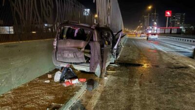 Bursa’da kontrolden çıkan otomobil, yol kenarında bulunan demir bariyerlere saplandı.