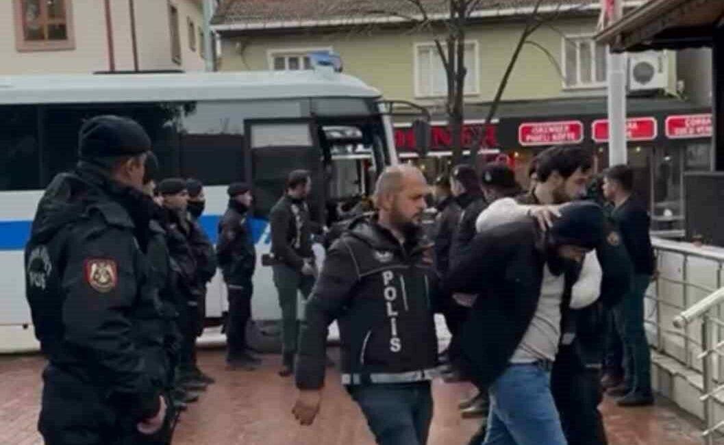 Bursa’da küme evlerine operasyon: 6 şüpheli yakalandı 1 polis memuru yaralandı Bursa’nın İznik ilçesinde 5 farklı adrese eş zamanlı uyuşturucu operasyonu