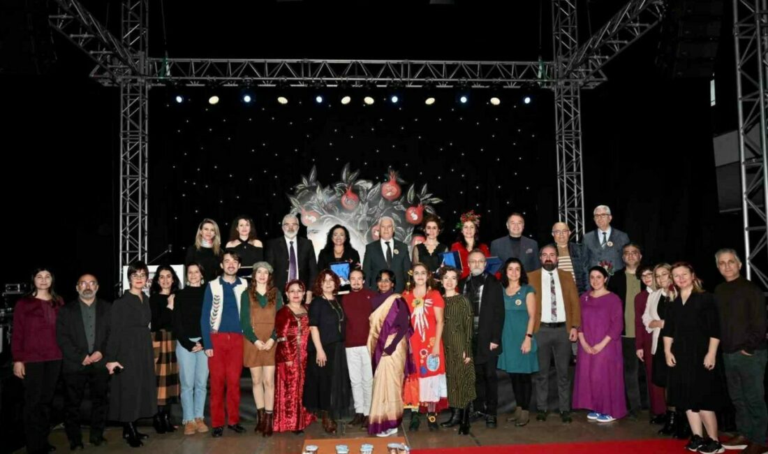 Bursa’da masal dünyasına renkli yolculuk Bursa Büyükşehir Belediyesi tarafından düzenlenen ‘1001 Masal Bursa Şenliği’, Türkiye’nin