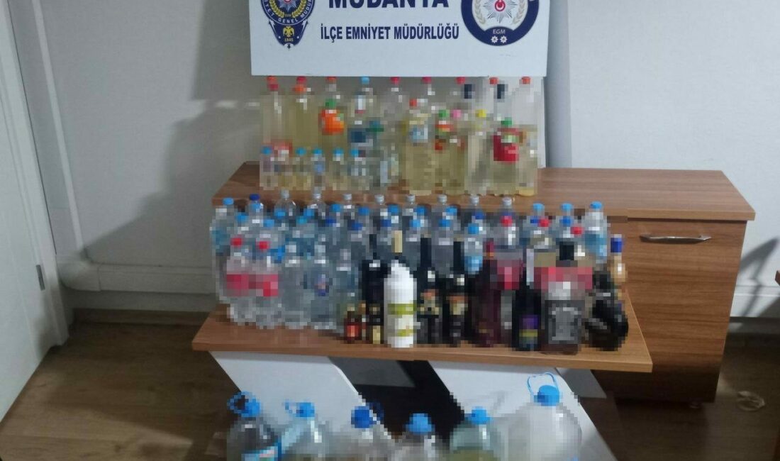 Bursa’da yılbaşı öncesi 127 litre sahte alkol ele geçirildi Bursa’nın Mudanya ilçesinde yılbaşı öncesi düzenlenen operasyonda 127 litre sahte