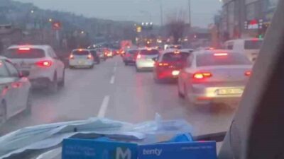 Bursa’da ambulansı gören sürücüler fermuar sistemini başarıyla uyguladı. Duyarlı sürücülerin