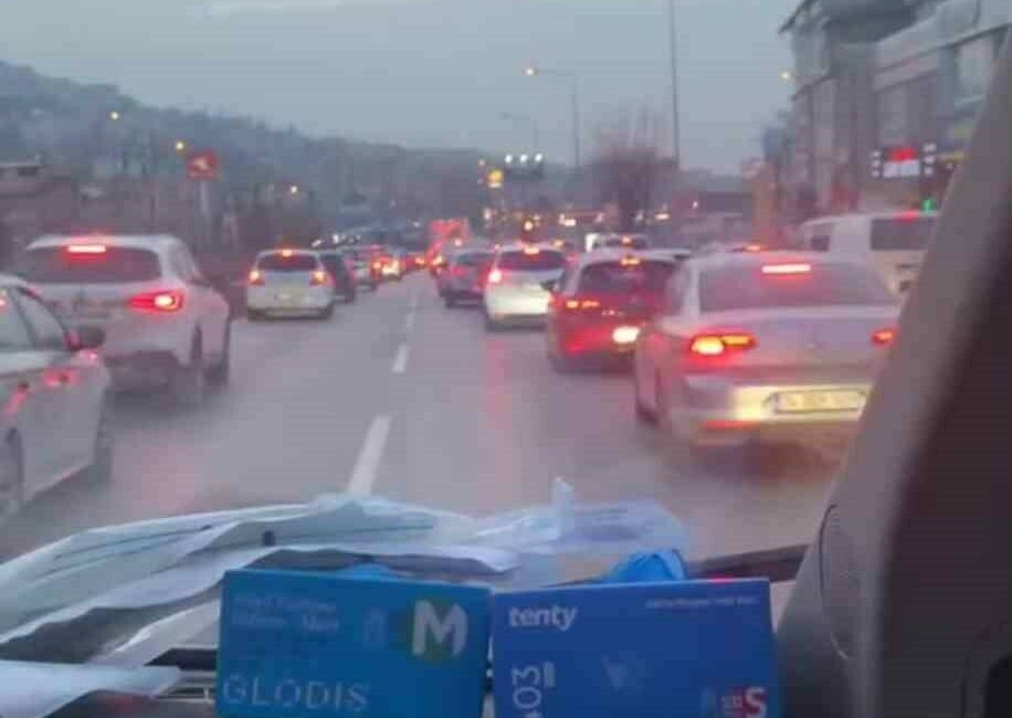 Bursa’da ambulansı gören sürücüler fermuar sistemini başarıyla uyguladı. Duyarlı sürücülerin