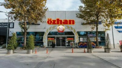 Bursa’nın ilk yerel market zinciri Özhan, yılbaşı için hazırlanan birbirinden