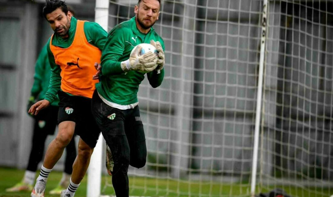 Bursaspor bugün yaptığı antrenmanla Karşıyaka maçı hazırlıklarını sürdürdü. Bursaspor, sahasında