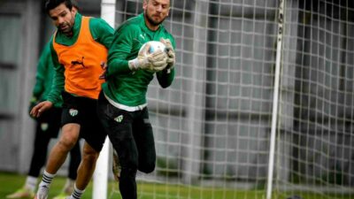 Bursaspor bugün yaptığı antrenmanla Karşıyaka maçı hazırlıklarını sürdürdü. Bursaspor, sahasında