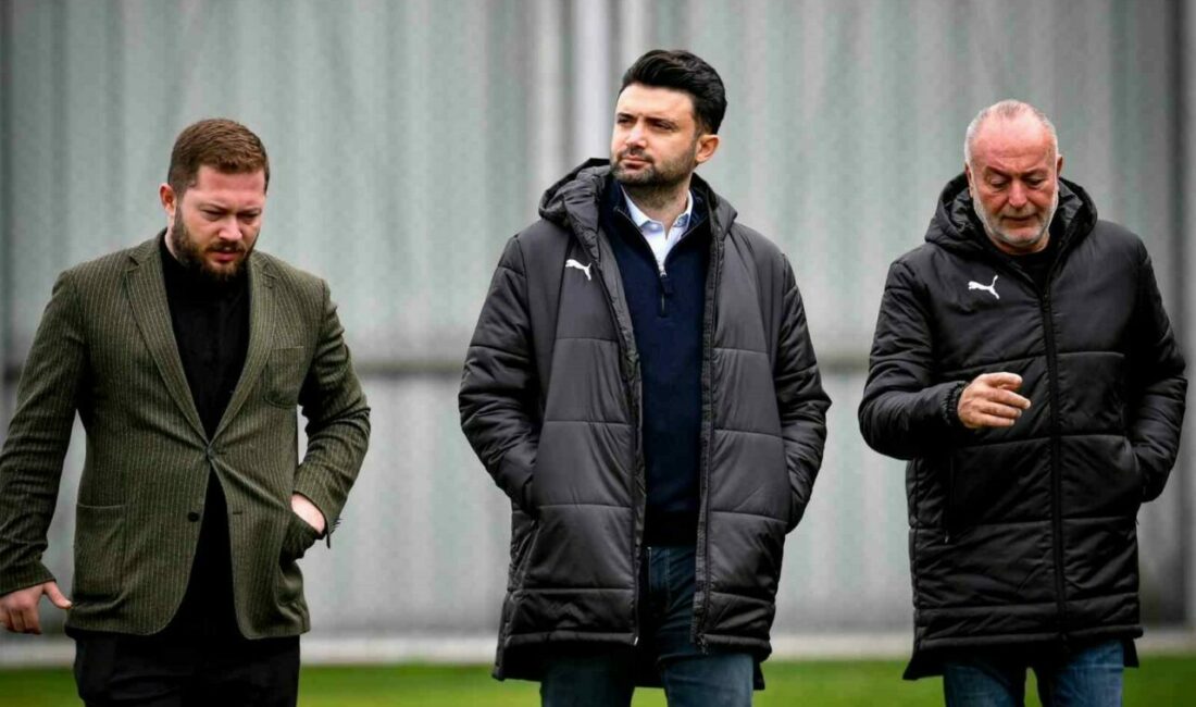 Bursaspor Başkanı Enes Çelik, yerli otomobil firması TOGG ile şort