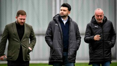 Bursaspor Başkanı Enes Çelik, yerli otomobil firması TOGG ile şort